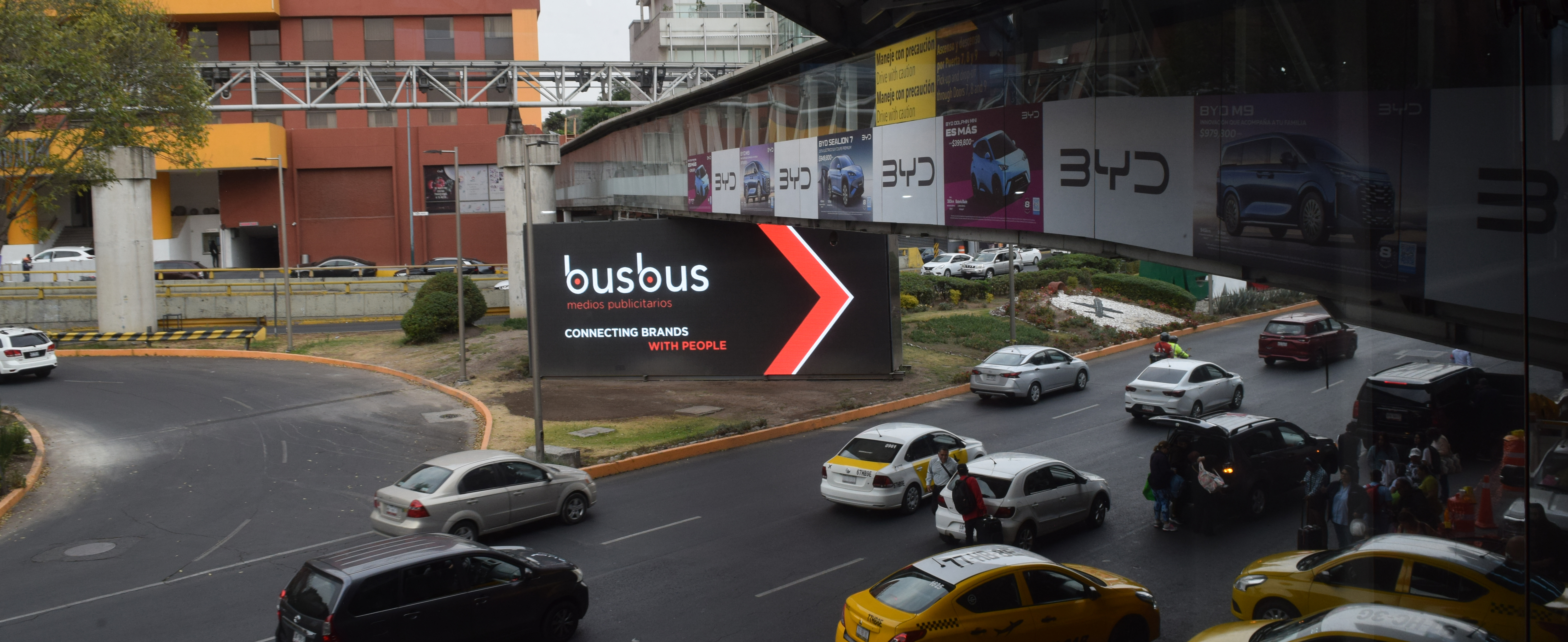 Pantalla digital BusBus en avenida principal