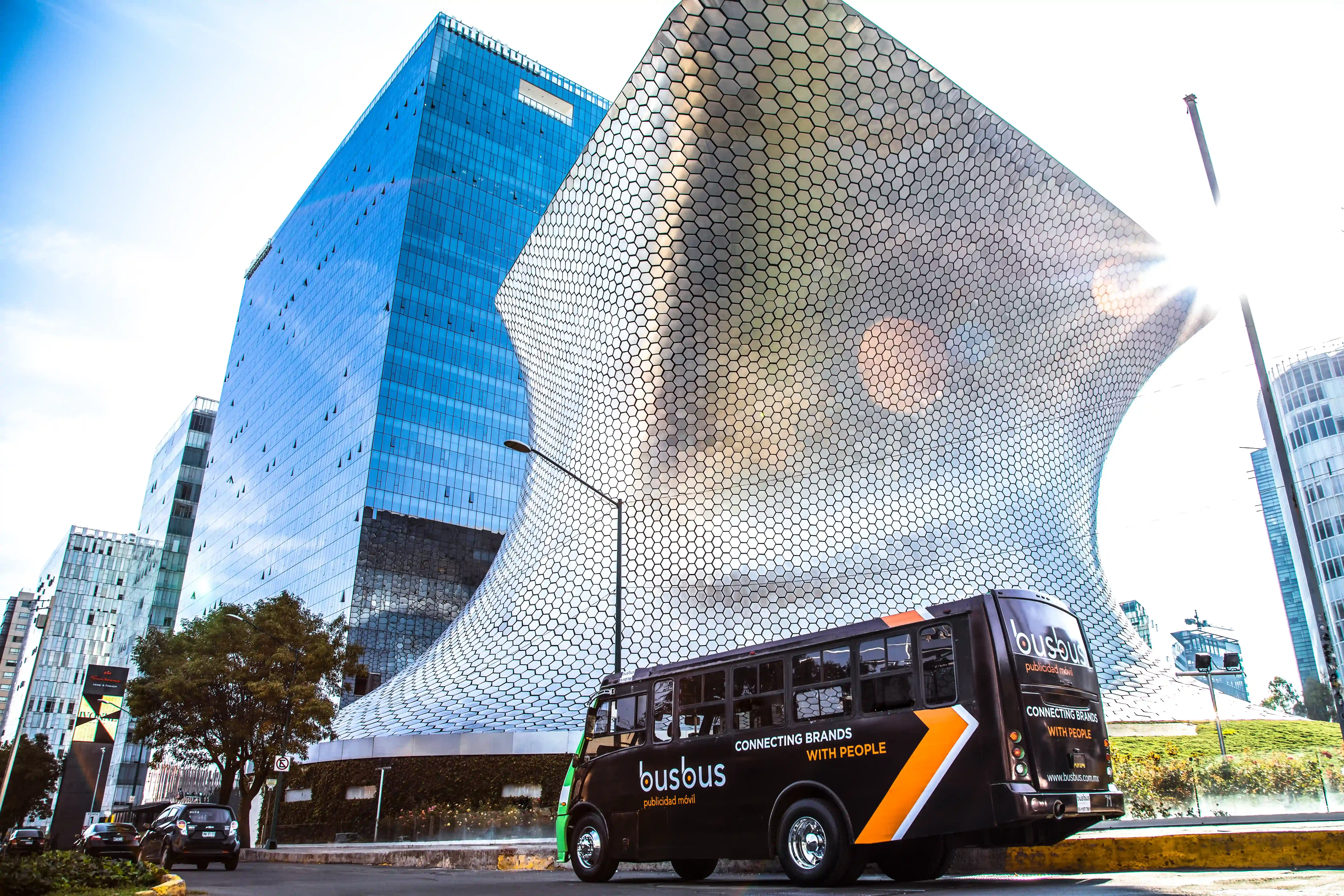 Autobús BusBus frente al Museo Soumaya